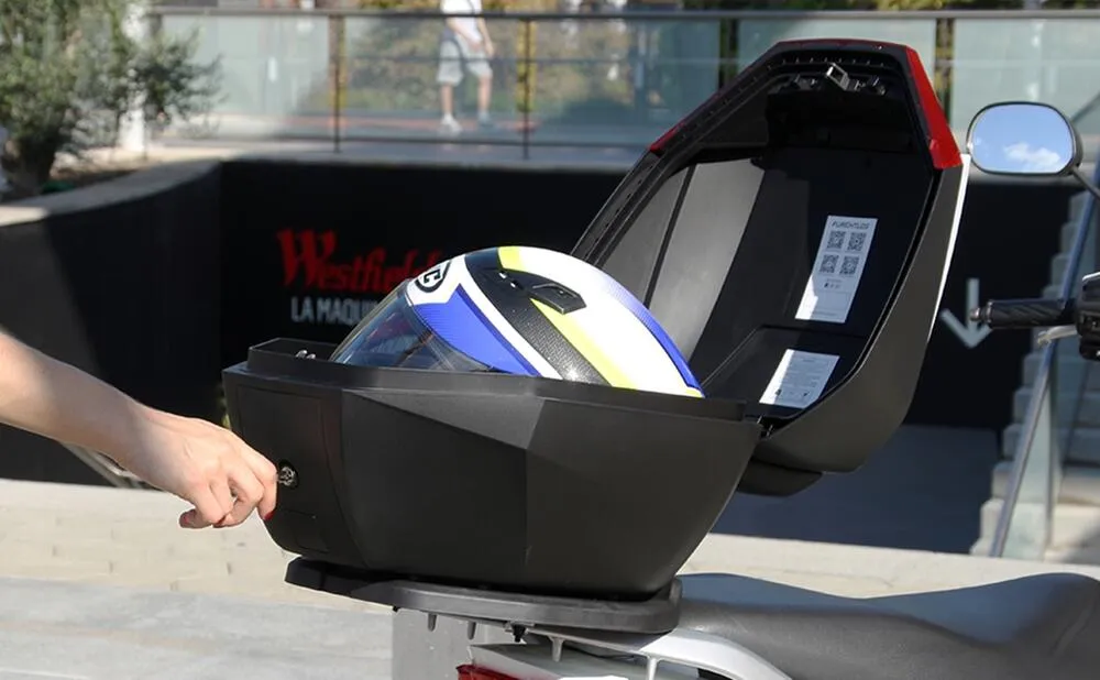 Furchtlos-SHIELD-S-Eco-Topcase-35-Liter-schwarz-inkl-Montagekit-FU02TCPL000S14EX-100001-montiert-am-Roller-2 Furchtlos SHIELD S Eco Topcase - 35 Liter - schwarz - inkl. Montagekit